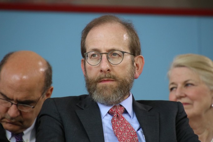Chủ tịch Đại học Harvard Alan Garber (giữa). Ảnh: Harvard Crimson