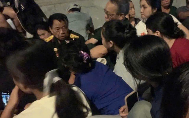 Hai cựu chiến binh sau đó được nhóm sinh viên Trường ĐH Khoa học xã hội và Nhân văn (ĐHQG TP HCM) hỗ trợ chỗ ngồi tốt hơn.