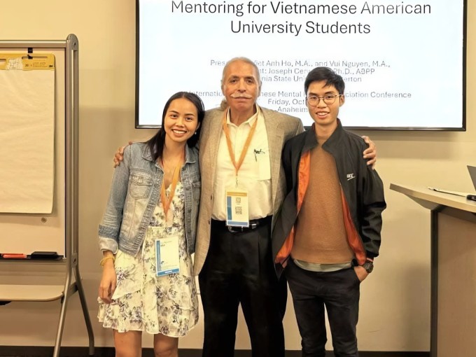 Nhóm của Vui và thầy hướng dẫn trong hội thảo về sức khỏe tâm thần, tháng 10/2024. Ảnh: Nhân vật cung cấp