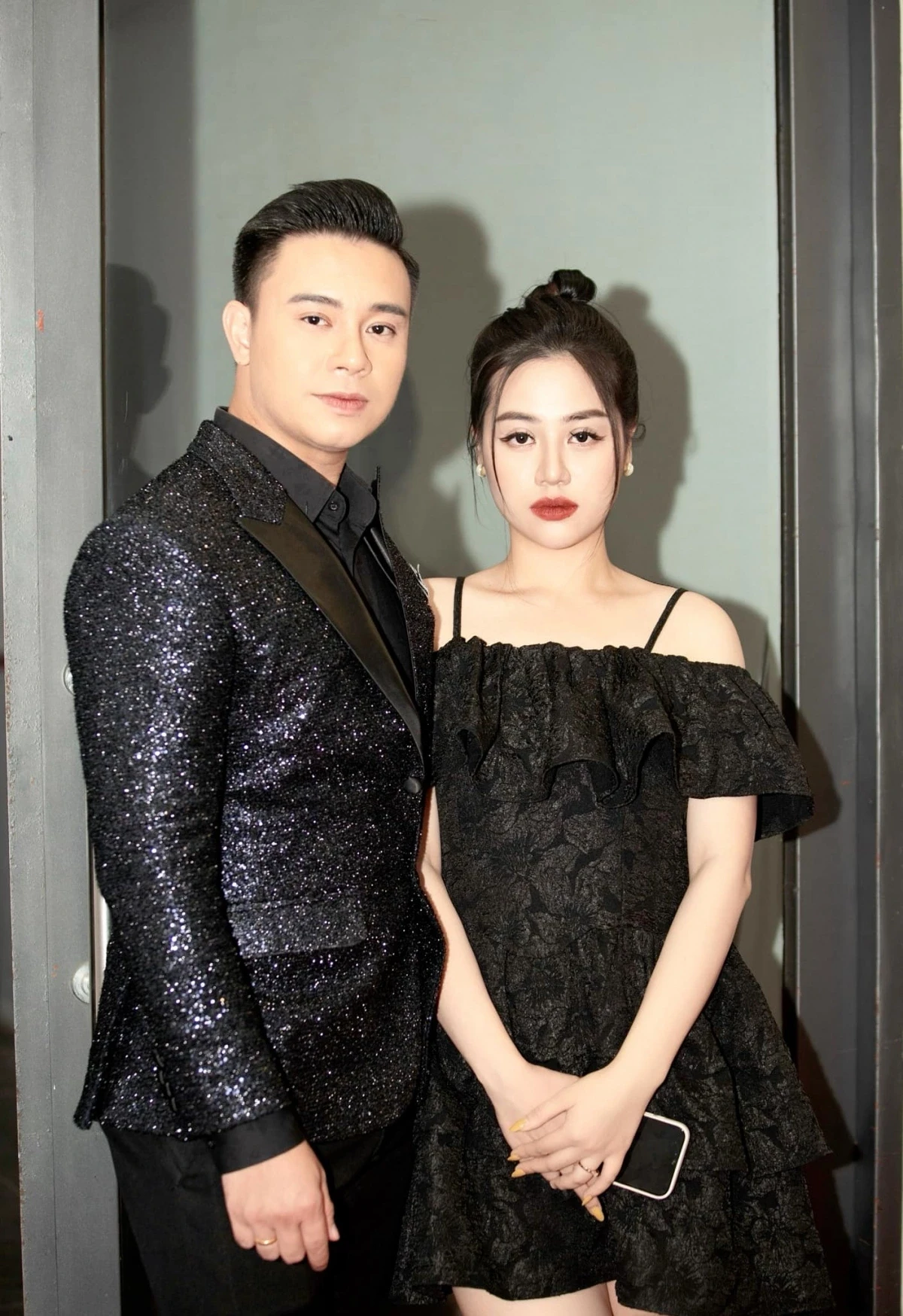 2 nam ca sĩ 9X vinh dự hát trong lễ diễu binh: Đông Hùng hạnh phúc bên vợ con, người còn lại từng là thợ cắt tóc - 9