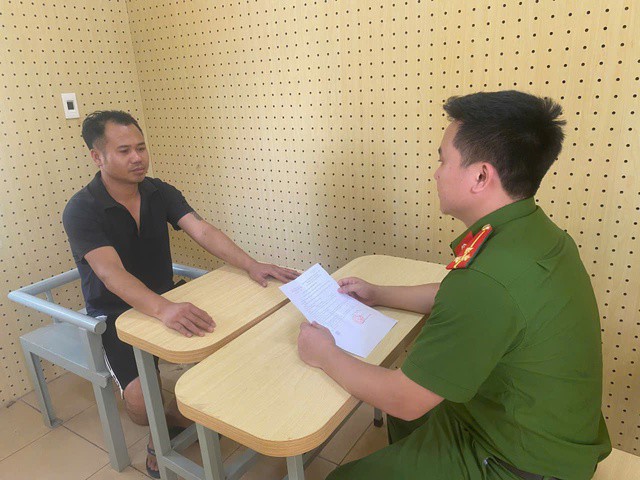 Nghi phạm Nguyễn Văn Hưởng làm việc với công an. Ảnh: Công an cung cấp