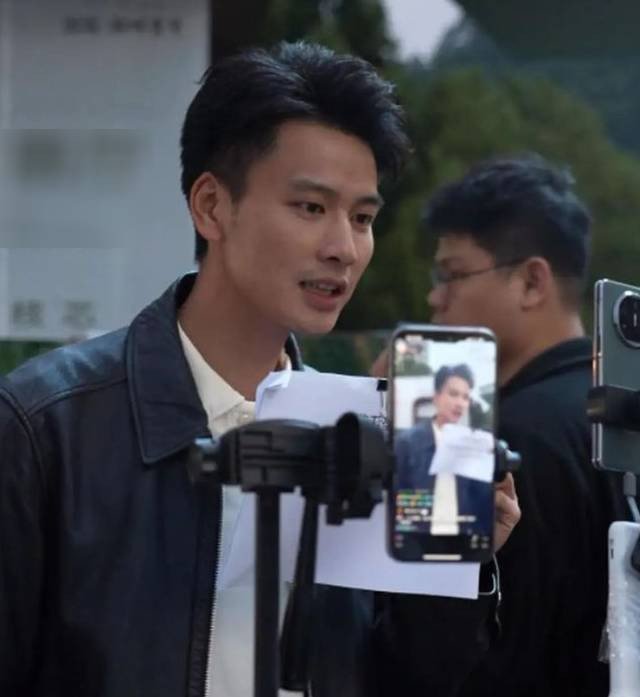 Phó chủ tịch xã nhiệt tình livestream. Ảnh: 163