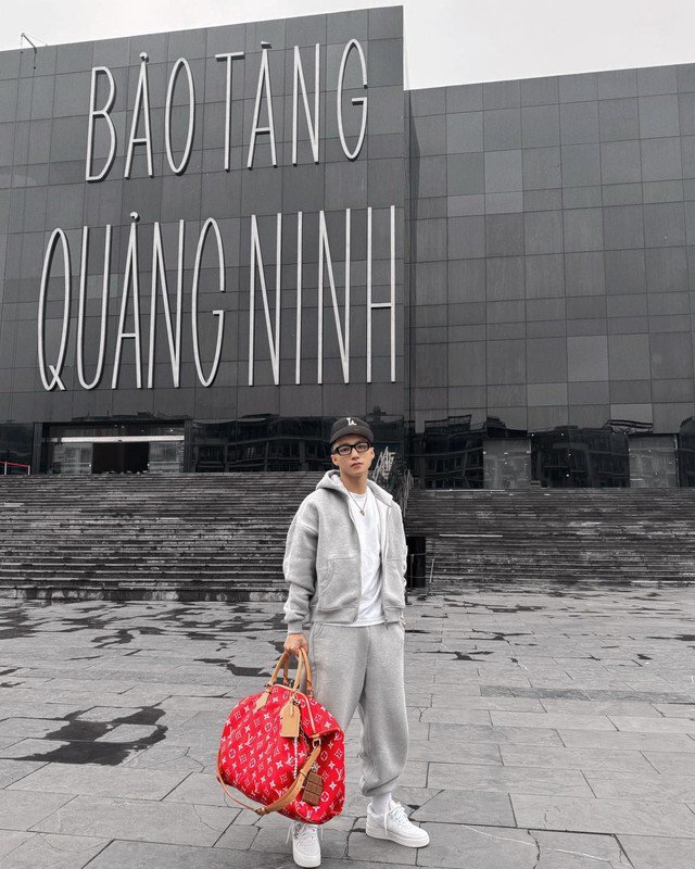 Với thiết kế mặt kính đen ấn tượng, bảo tàng Quảng Ninh là điểm check-in nổi tiếng nhất nhì Hạ Long. Không chỉ đẹp từ bên ngoài, bên trong bảo tàng còn trưng bày nhiều hiện vật độc đáo về văn hóa, than đá, lịch sử vùng mỏ. Góc cầu thang xoắn, những hành lang dài hay khung cửa kính rộng đều là background chụp ảnh cực nghệ. Ảnh Sơn Tùng MTP