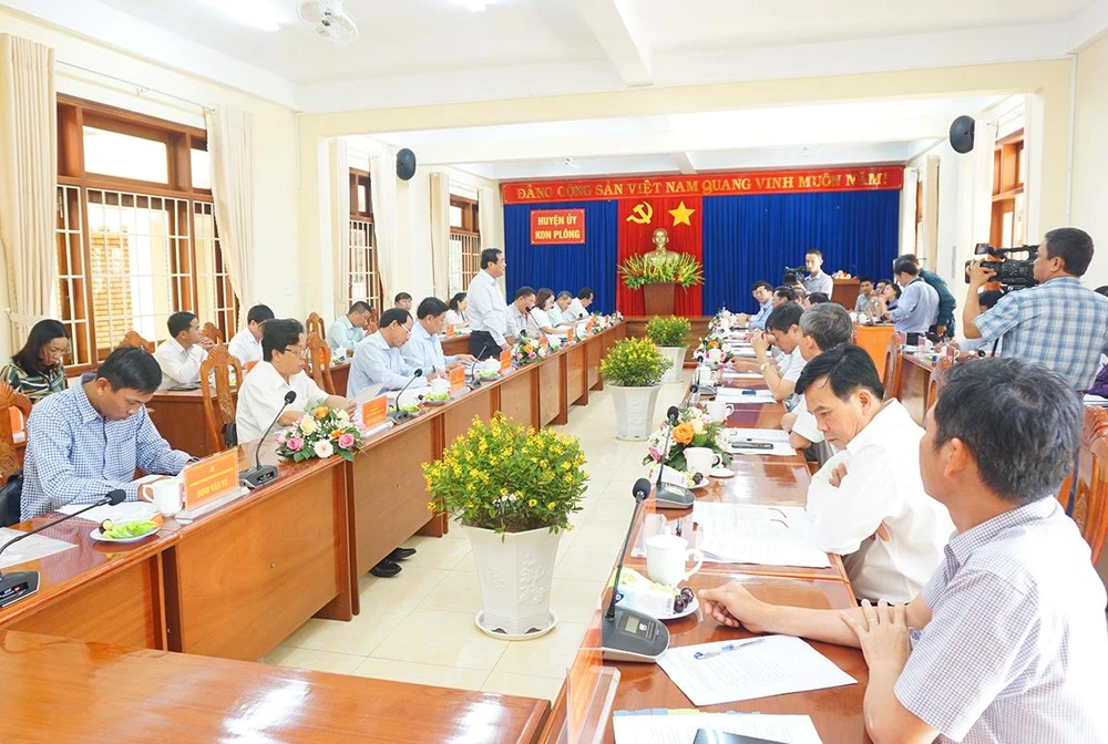 Hai tỉnh Kon Tum và Quảng Nam tổ chức hàng chục cuộc họp nhưng vẫn chưa có giải pháp chung.