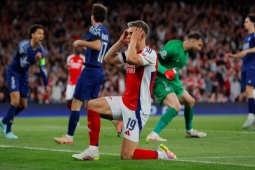 Arsenal mạo hiểm Ngoại hạng Anh, dốc toàn lực Cúp C1: Coi chừng " xôi hỏng bỏng không "