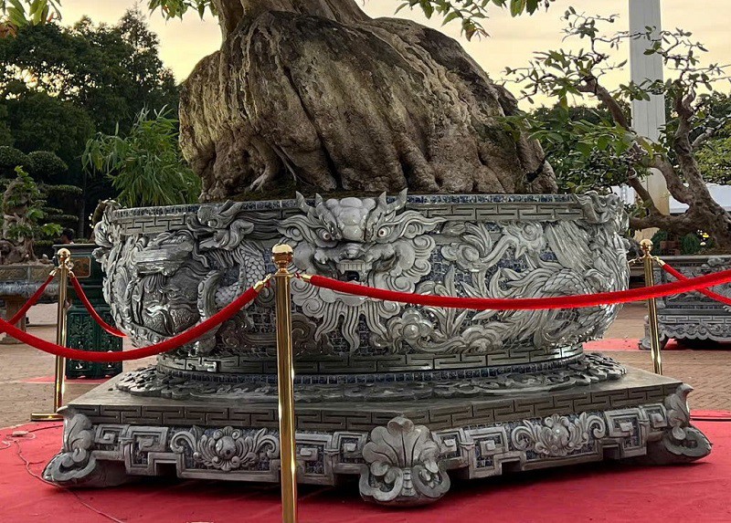 Theo anh Thọ, để làm được chiếc chậu này anh phải sửa đi sửa lại đến lần thứ 3 mới hoàn thiện. Riêng hoạ tiết rồng cho chiếc chậu này, anh đã phải đón 4 nghệ nhân đắp kép từ Huế vào Buôn Ma Thuột làm trong suốt gần 2 tháng.