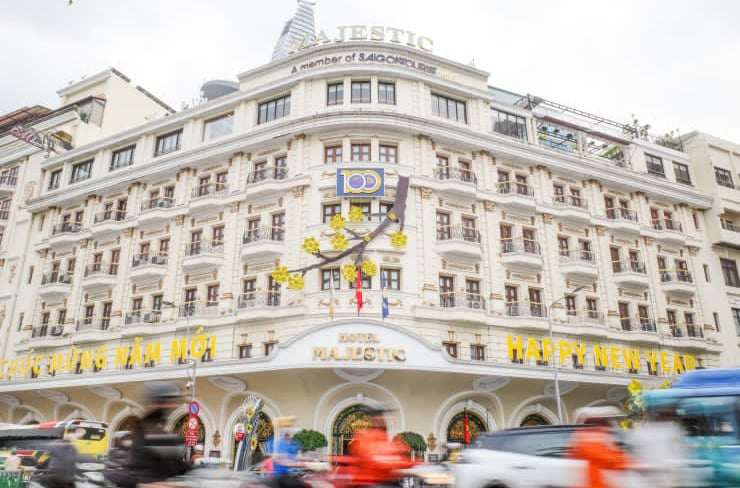 Chiến sĩ quân Giải phóng đàn hát trước thềm khách sạn Majestic trong buổi chiều ngày 30/4/1975. Khách sạn hiện được giữ nguyên kiến trúc so với trước đây. Ảnh: UPI (ảnh trước) và Phùng Tiên (ảnh sau)