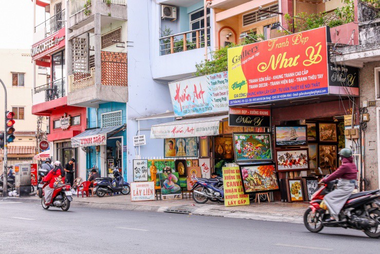 Xác máy bay của quân Việt Nam Cộng hòa rơi trên đường Nguyễn Hoàng trong những ngày cuối cùng của cuộc chiến. Hình ảnh được ghi lại tháng 5/1975. Ảnh: AFP (ảnh trước) và Phùng Tiên (ảnh sau)