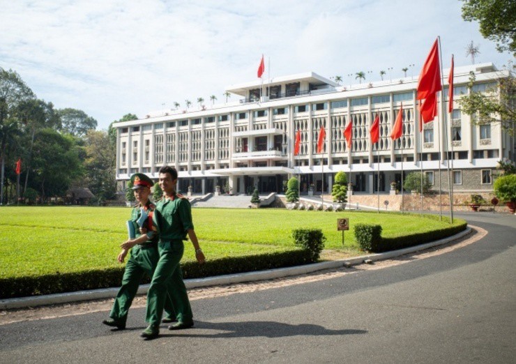 Ảnh: Borries Gallasch, lưu tại Hội trường Thống Nhất (ảnh trước) và Phùng Tiên (ảnh sau)