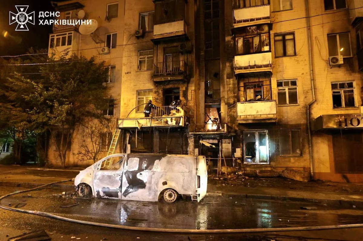 Hỏa hoạn ở Kharkiv sau vụ UAV tập kích (ảnh: Reuters)