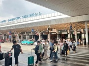Sân bay Tân Sơn Nhất đông nghẹt, giá vé máy bay trở lại TP HCM đang tăng