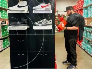 Kinh doanh - Nike, Adidas và nhiều “ông lớn” giày dép Mỹ cầu cứu Nhà Trắng giữa bão thuế quan