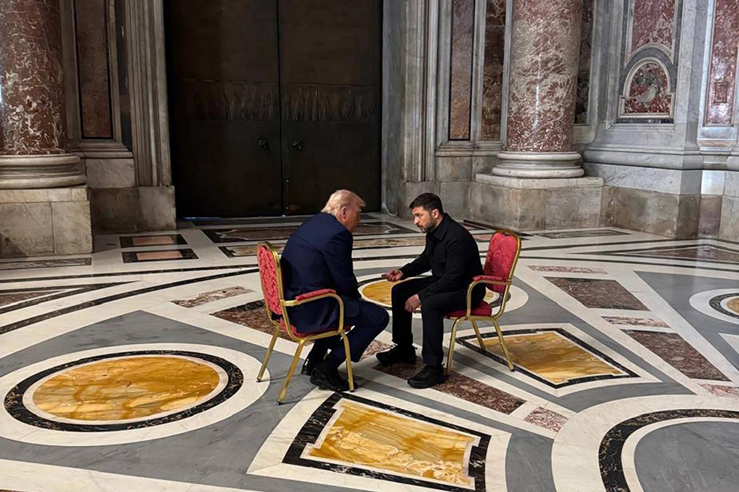 Ông Zelensky gặp ông Trump ở Vatican (ảnh: Telegram /@ermaka2022)