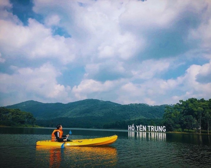 Nếu yêu khung cảnh thiên nhiên, du khách đừng bỏ qua hồ Yên Trung – một “Đà Lạt thu nhỏ” giữa lòng Uông Bí. Hồ nước trong xanh, được bao quanh bởi rừng thông xanh mướt và không khí trong lành.