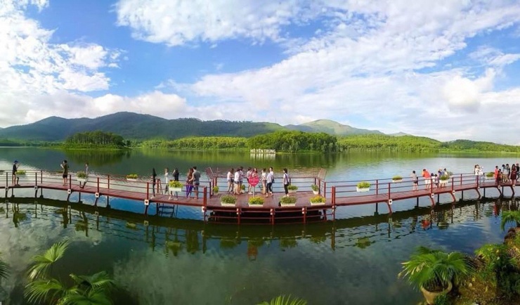 Cây cầu gỗ bắc ra giữa hồ hay con đường thông chạy dọc bờ hồ đều là nơi lý tưởng để có những bức ảnh đầy chất thơ.