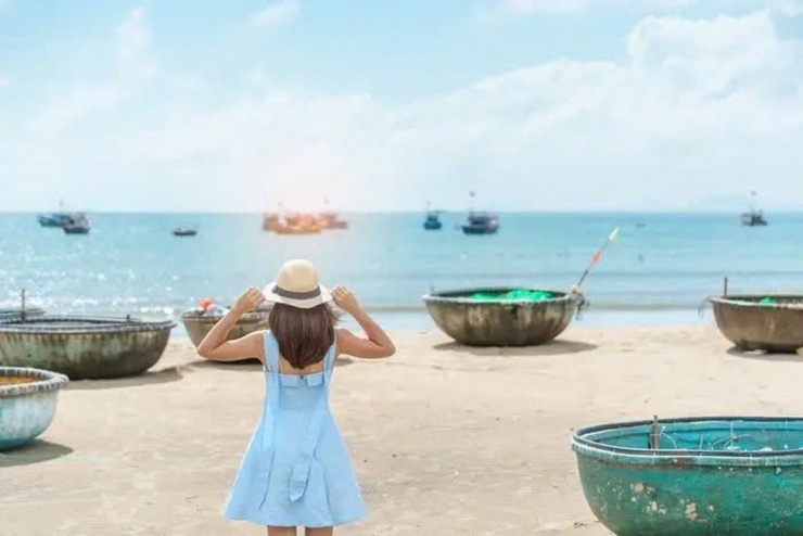 Trà Cổ được du khách đánh giá là một trong những bãi biển đẹp nhất miền Bắc. Danh sách check in Quảng Ninh mà thiếu mất địa chỉ này thì thật đáng tiếc. Biển Trà Cổ Móng Cái “đốn tim” du khách với bãi cát mịn màng, nước biển trong xanh và hàng phi lao thẳng tắp. Ảnh PSY