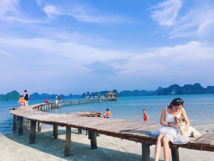 Không cần đi xa, ngay gần trung tâm thành phố Hạ Long, đảo Tuần Châu là điểm đến lý tưởng với những khu nghỉ dưỡng cao cấp, bãi biển nhân tạo đẹp mắt và cầu cảng uốn lượn nên thơ. Đây là nơi cho ra đời hàng loạt bức hình thời thượng – từ phong cách năng động đến vintage, lãng mạn. Ảnh TicoTravel