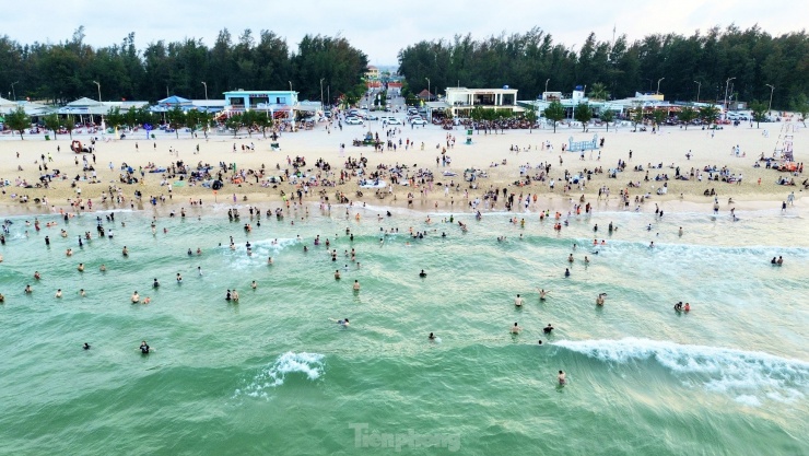 Bãi biển bị bão phá tan hoang nay đẹp không tưởng, đông nghịt du khách - 1