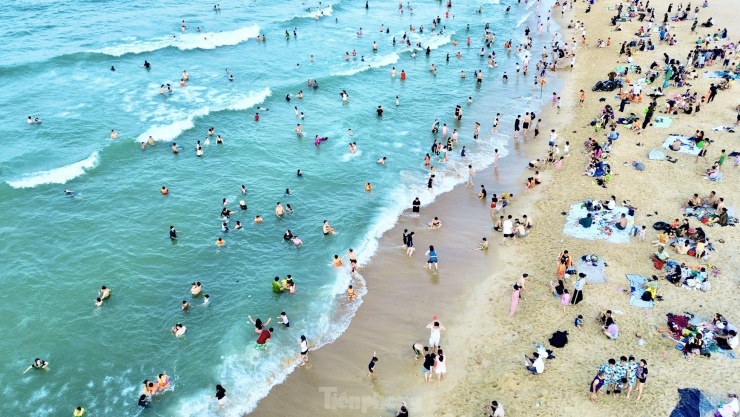 Bãi biển bị bão phá tan hoang nay đẹp không tưởng, đông nghịt du khách - 2