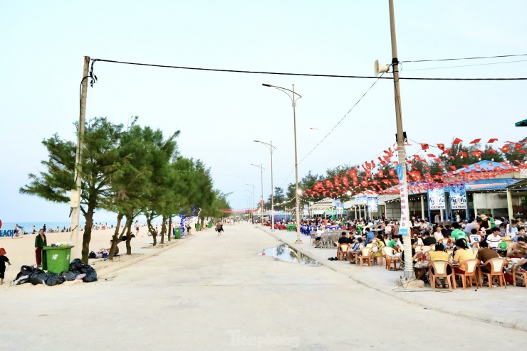Bãi biển bị bão phá tan hoang nay đẹp không tưởng, đông nghịt du khách - 5