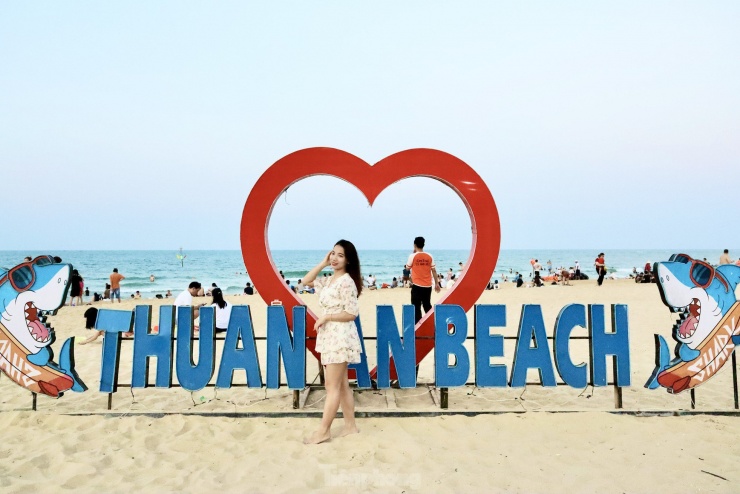 Bãi biển bị bão phá tan hoang nay đẹp không tưởng, đông nghịt du khách - 8
