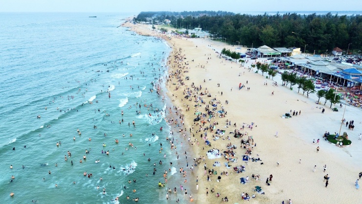 Bãi biển bị bão phá tan hoang nay đẹp không tưởng, đông nghịt du khách - 12