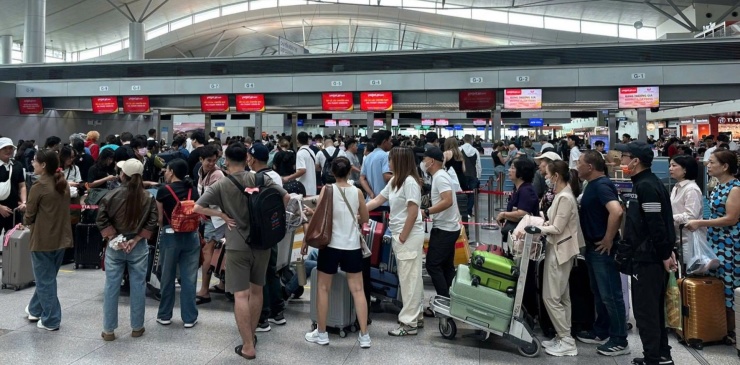 Gần 220.000 người đổ về sân bay Nội Bài, Tân Sơn Nhất ngày cuối nghỉ lễ - 10