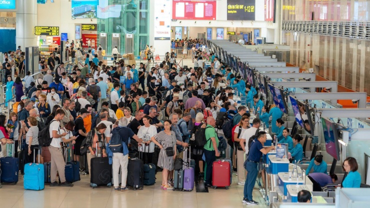 Gần 220.000 người đổ về sân bay Nội Bài, Tân Sơn Nhất ngày cuối nghỉ lễ - 11
