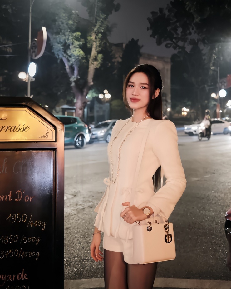 Người đẹp 24 tuổi ưa chuộng chiếc túi Lady Dior giá khoảng 150 triệu đồng và thường kết hợp cùng những trang phục nữ tính.