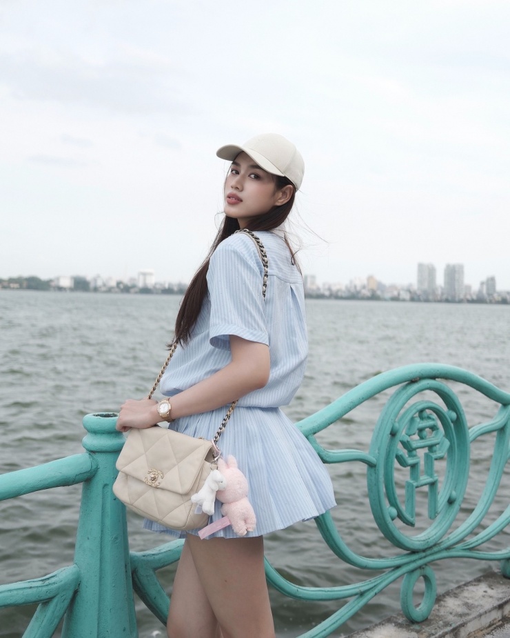 Túi Chanel 19 giá khoảng 160 triệu đồng phù hợp phong cách trẻ trung, hiện đại của hoa hậu.