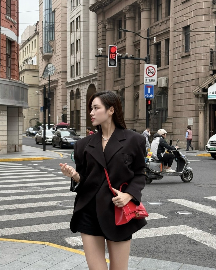 Hoa hậu Việt Nam 2020 khoe dáng trên phố Thượng Hải cùng chiếc Balenciaga Hourglass màu đỏ nổi bật, giá khoảng 35 triệu đồng.