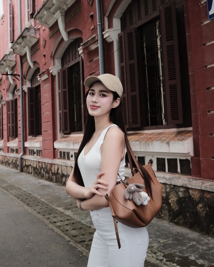 Bộ sưu tập của Đỗ Thị Hà còn có nhiều mẫu túi của Polene, giá khoảng 12-16 triệu đồng. Đây là dòng túi tầm trung chinh phục tín đồ thời trang khắp thế giới.