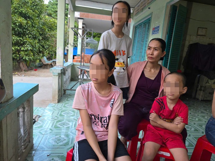 Bà Nguyễn Thị Hiền cùng 3 con. Ảnh: Đàm Đệ