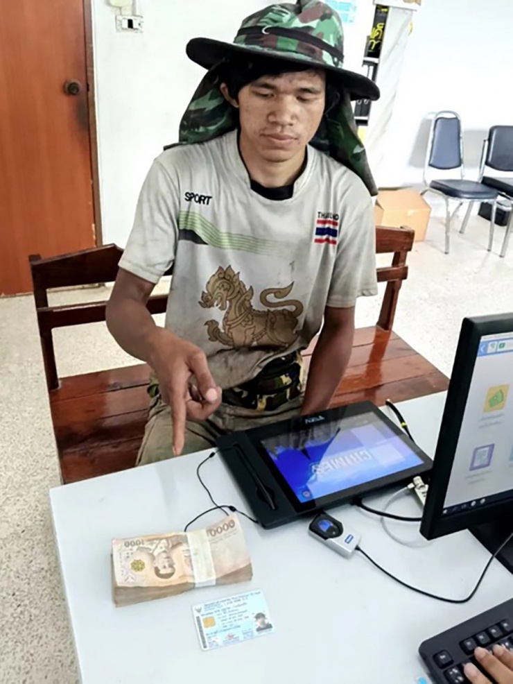 Namfon đã mang số tiền mặt nhặt được tới đồn cảnh sát.
