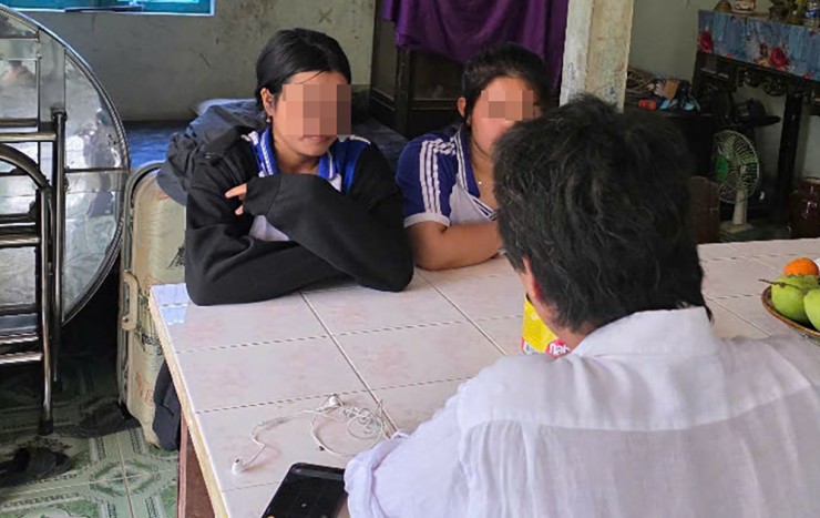 2 nữ sinh Thạch Nguyễn Xuân N. và Lâm Mỹ Ng. kể lại diễn biến vụ tai nạn. Ảnh: Hoài Thanh