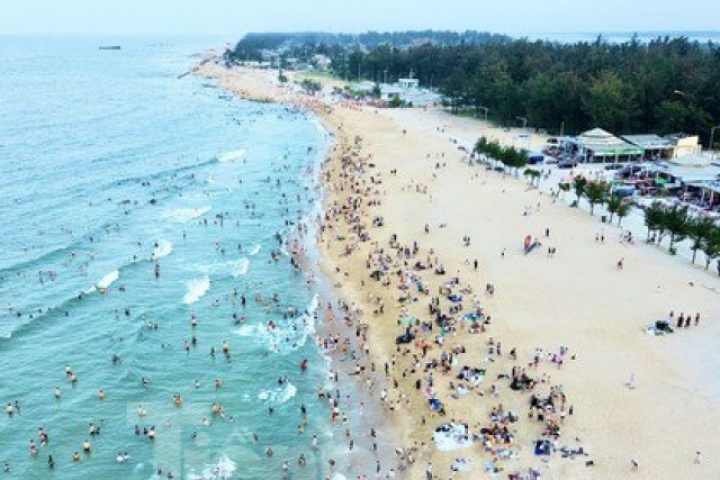 Bãi biển bị bão phá tan hoang nay đẹp không tưởng, đông nghịt du khách