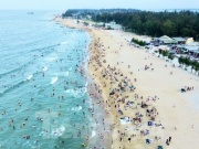 Bãi biển bị bão phá tan hoang nay đẹp không tưởng, đông nghịt du khách