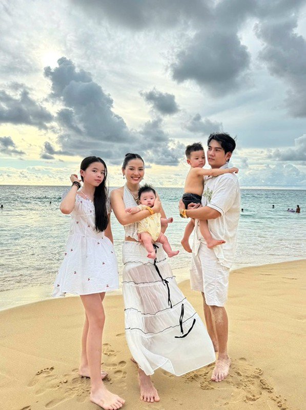 Lý Bình nhắn nhủ bạn đời: "Cảm ơn em đã đồng hành cùng anh trong suốt những năm qua”. Phương Trinh Jolie chia sẻ: “3 năm bên nhau không phải lúc nào cũng hoàn hảo nhưng luôn đủ yêu thương để bước tiếp. Cảm ơn vì đã cùng em đi qua những ngày tháng bình thường nhất, theo cách đặc biệt nhất”.