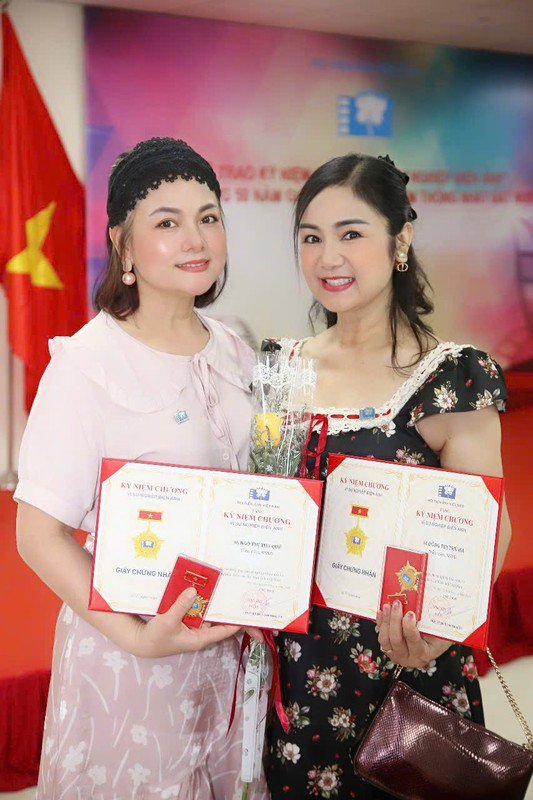 Mới đây, NSND Thu Quế vừa được trao kỷ niệm chương "Vì sự nghiệp điện ảnh" cùng với NSND Thu Hà. Ngoài đời, cả 2 là đôi bạn thân thiết.
