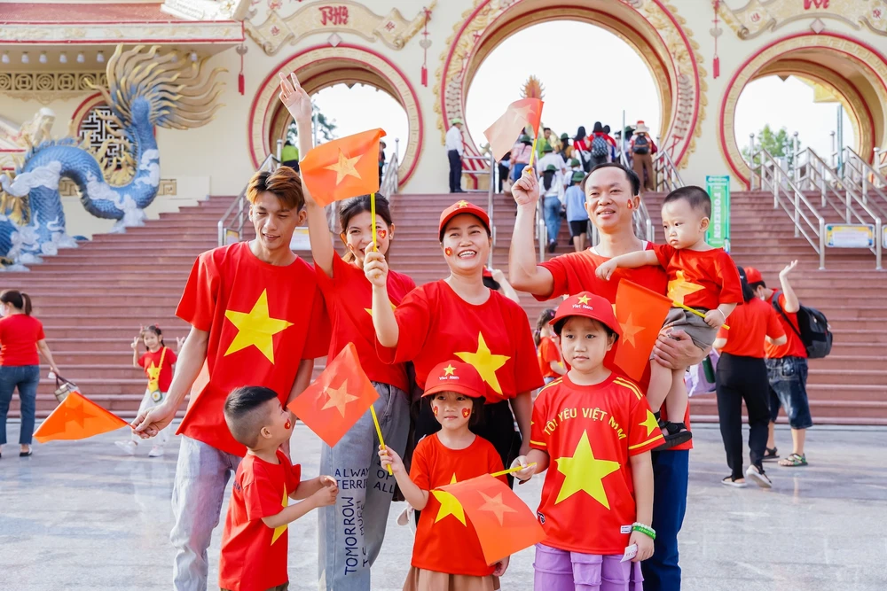 Không khí vui tươi, nhộn nhịp tại các điểm đến hút khách tại TP.HCM trong kỳ nghỉ lễ dài ngày.