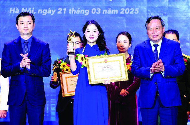 PGS. TS Trần Ngọc Mai nhận Giải thưởng Gương mặt trẻ tiêu biểu Thủ đô năm 2024. Ảnh: Xuân Tùng
