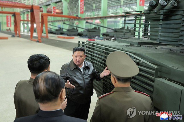 Chủ tịch Triều Tiên Kim Jong-un thị sát nhà máy xe tăng. (Ảnh: Yonhap)