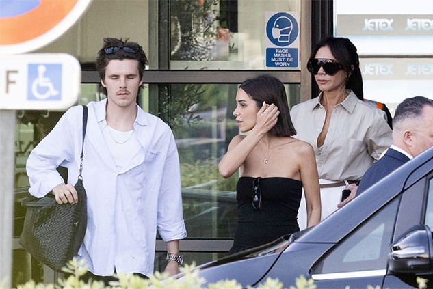 Cậu út Cruz cùng bạn gái Jackie Apostel và Vic tại sân bay.
