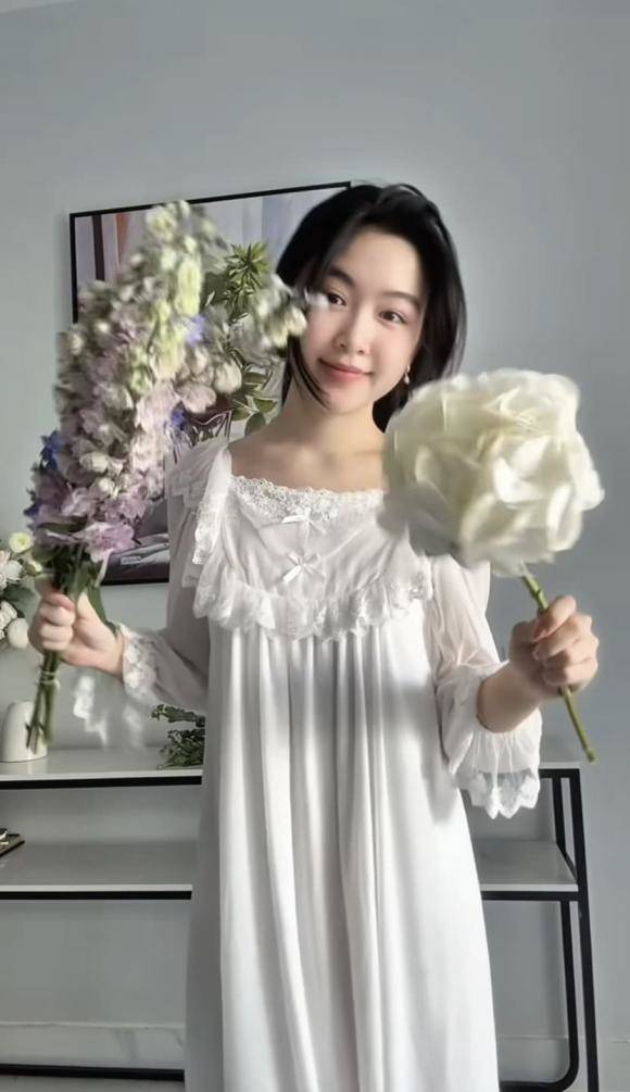 Con gái Quyền Linh, Lọ Lem, thu hút sự chú ý