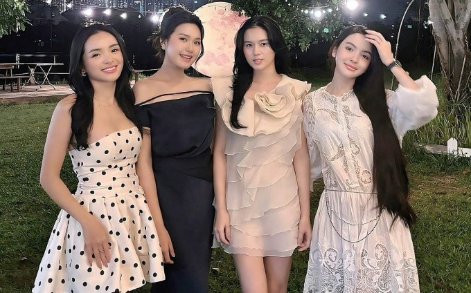 Chu Thanh Huyền (ngoài cùng bên phải) chụp cùng các nàng WAGs Doãn Hải My và Ngô Tố Uyên (thứ hai từ phải qua) tại tiệc sinh nhật bé Lúa - con trai Đoàn Văn Hậu tối 2/5. Ảnh: Facebook Đinh Ngọc Phượng