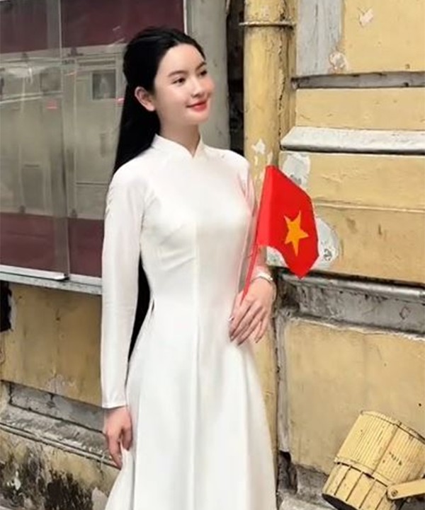 Chu Thanh Huyền được nhận xét mặt tròn, khác lạ khi chụp ảnh hưởng ứng 30/4.