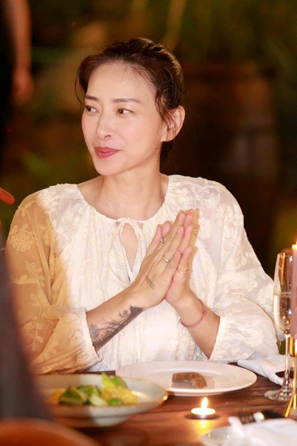 Ngô Thanh Vân vướng nghi vấn mang thai con đầu lòng ở tuổi 46. (Ảnh: FBNV).