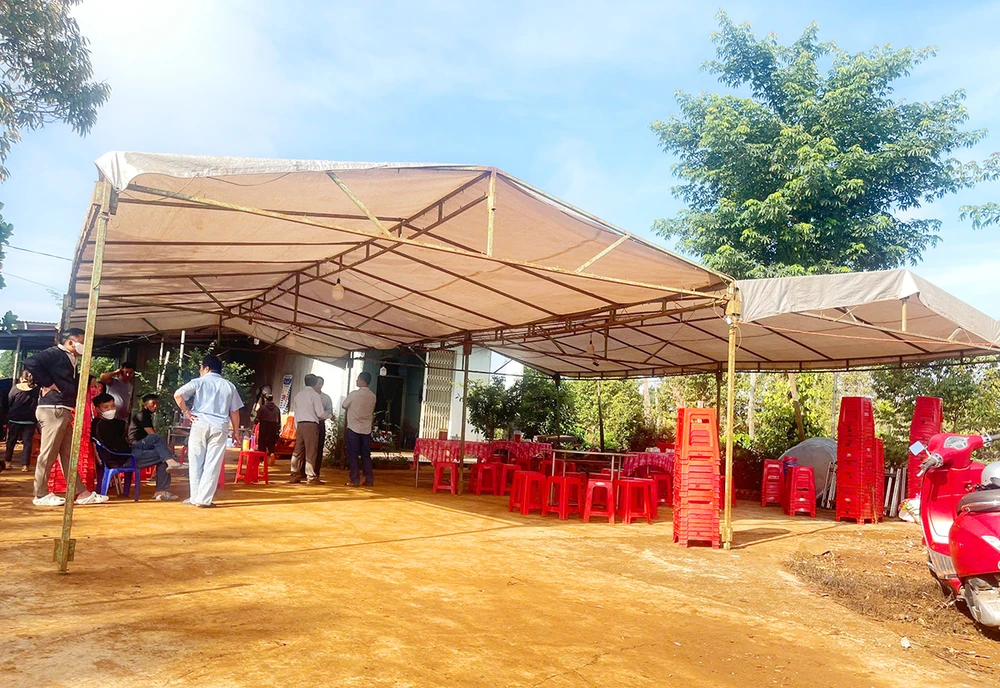 Người nhà tổ chức tang lễ tại thôn 5, xã Ia Băng, huyện Đăk Đoa. Ảnh: TH.