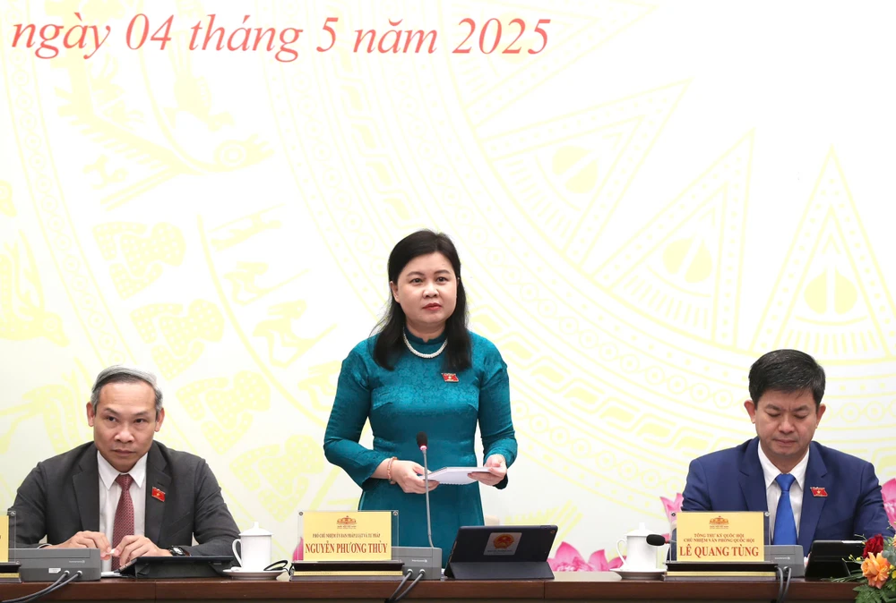 Phó Chủ nhiệm Ủy ban Pháp luật và Tư pháp của Quốc hội Nguyễn Phương Thủy trả lời tại buổi họp báo. Ảnh: CHÂN LUẬN