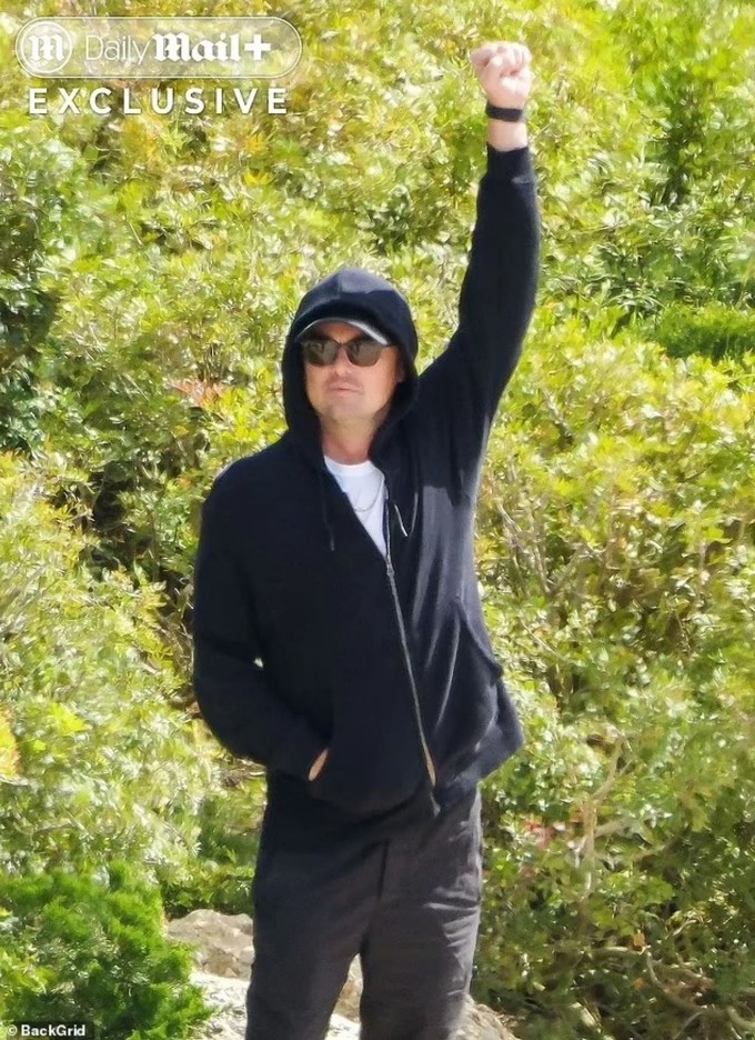 Leonardo DiCaprio trong chuyến du lịch ở Ibiza hôm 2/5. Ảnh: BackGrid